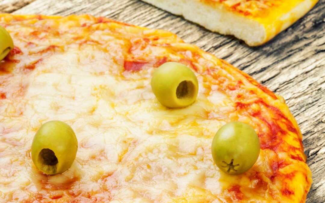 Masa de pizza casera con aceitunas verdes