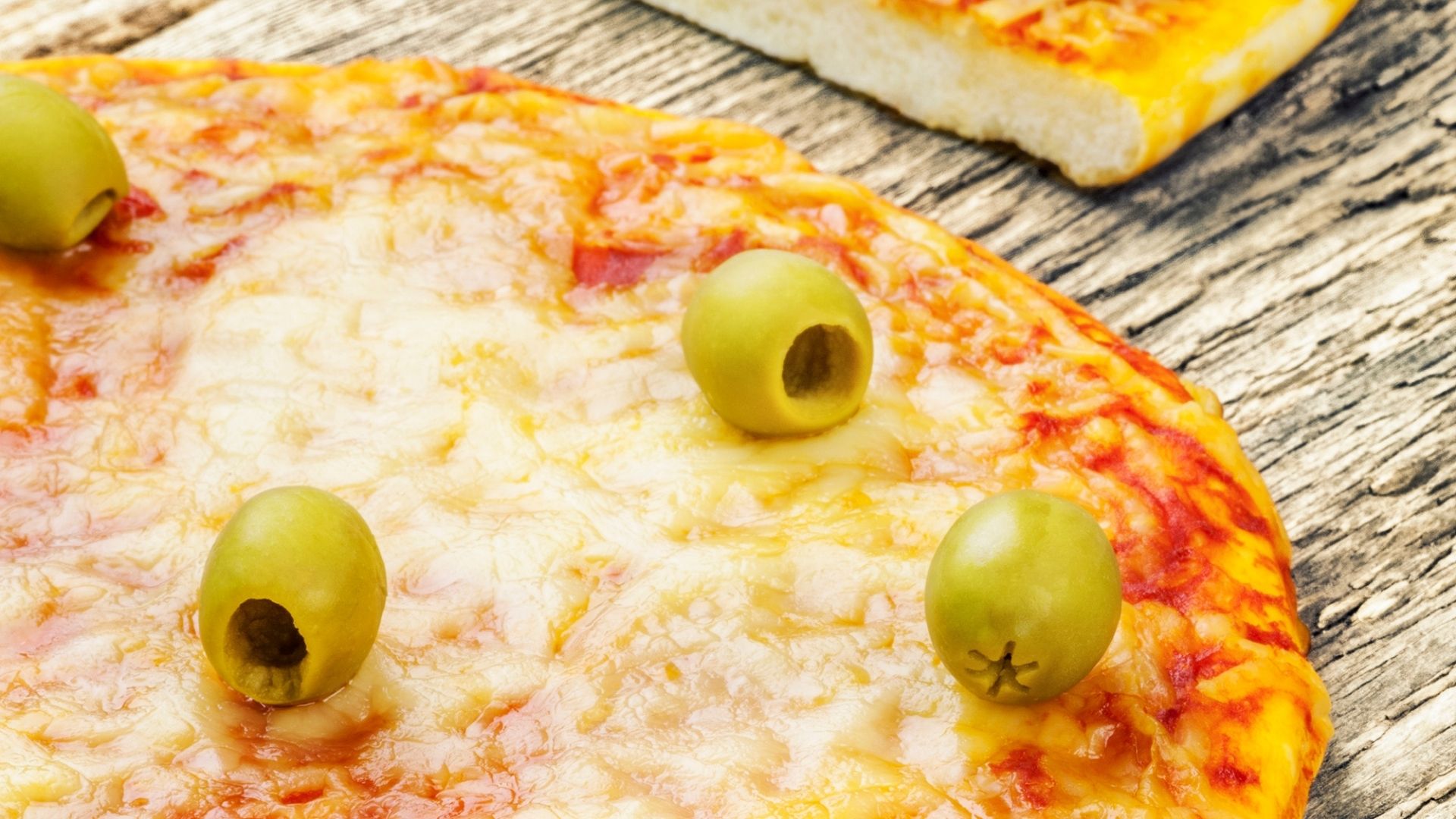 pizza con aceitunas verdes